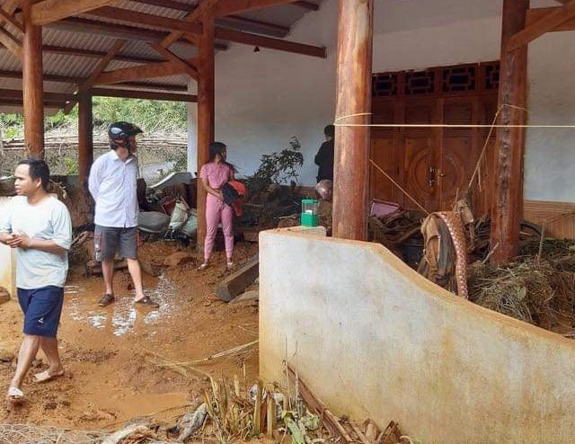 8 người trong một gia đình thoát chết khi vụ sạt lở xảy ra. Ảnh: Pơloong Plênh