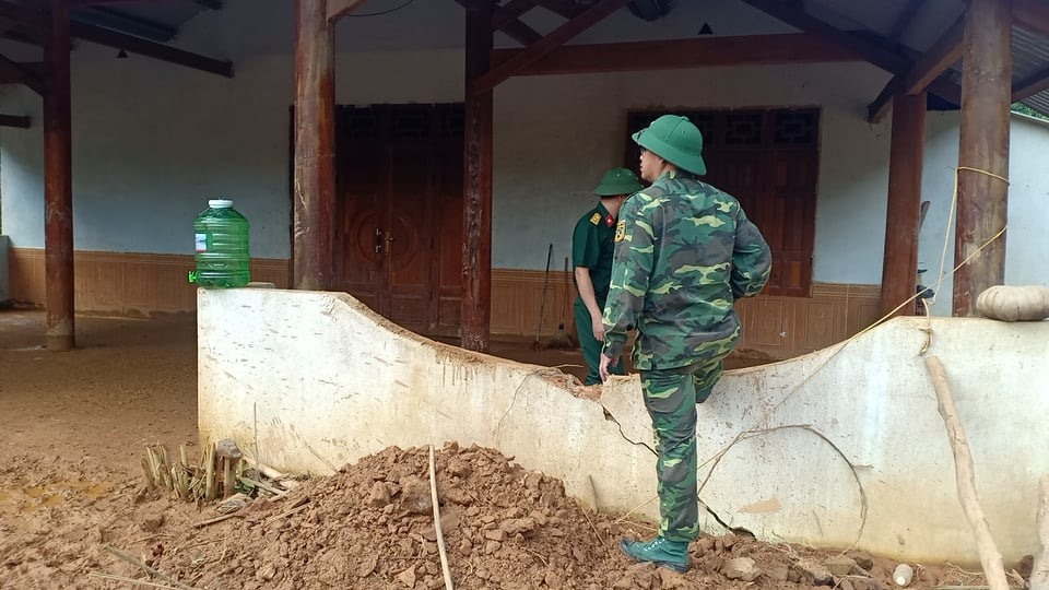 Hiện tại lực lượng chức năng đã thăm hỏi, dựng tạm một căn nhà cho gia đình anh A A Lăng Muôn sinh sống. Ảnh: Pơloong Plênh