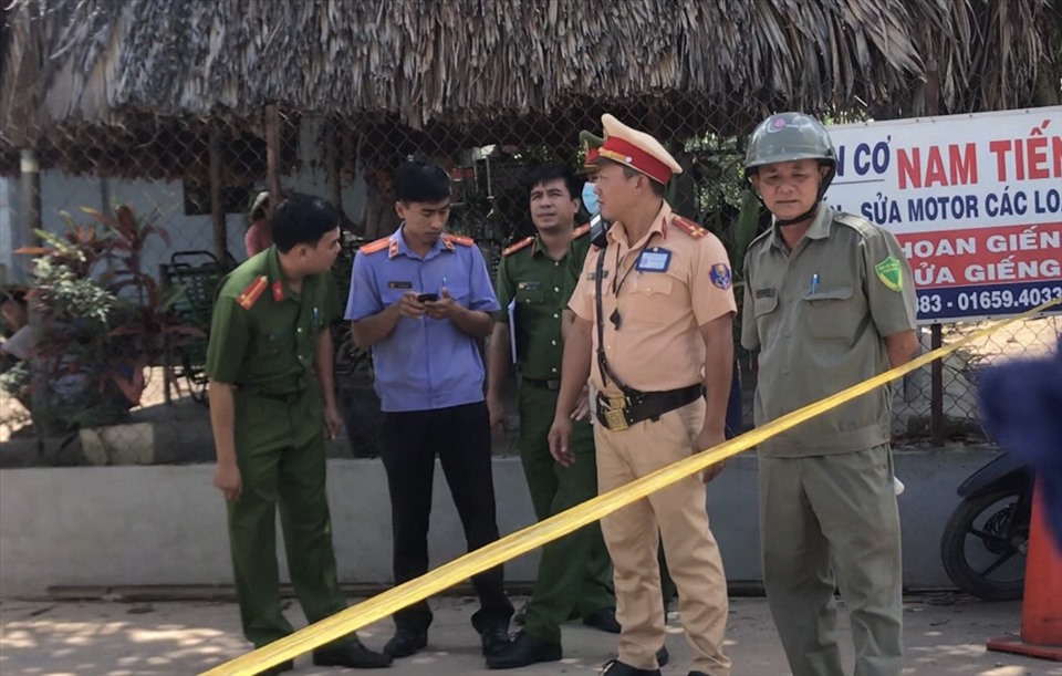 Lực lượng chức năng khám nghiệm hiện trường, điều tra làm rõ vụ tai nạn. Ảnh: Dương Bình