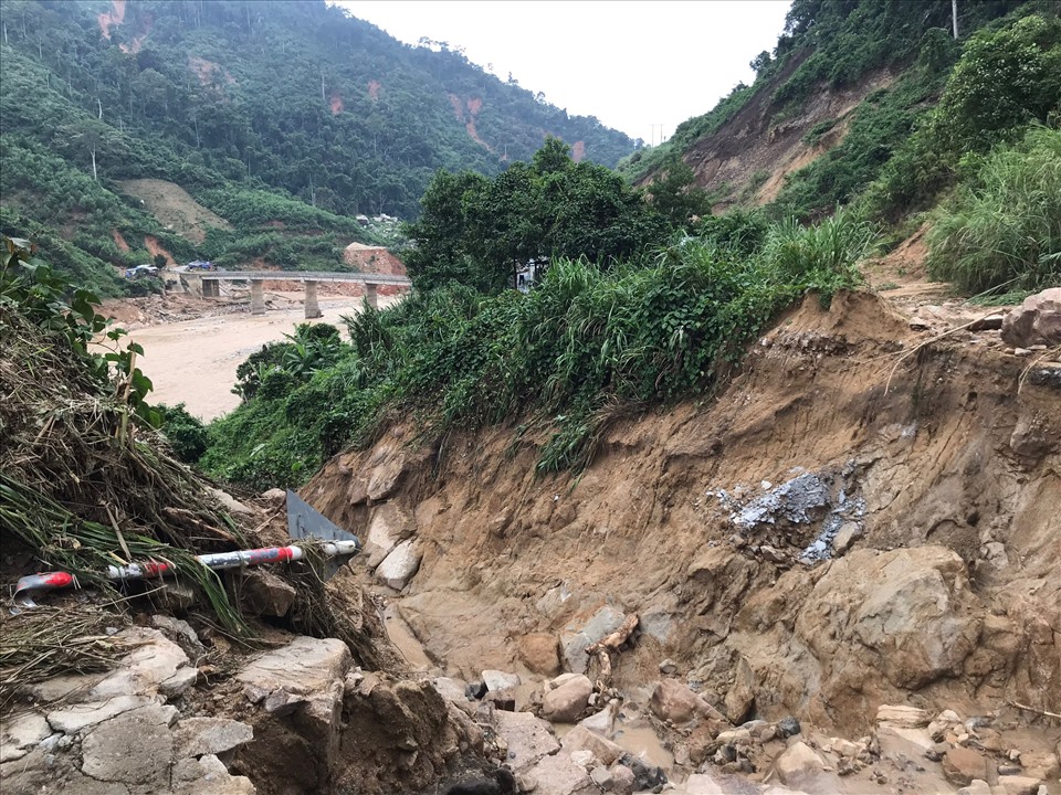 Hiện tại không phương tiện nào có thể tiếp cận hiện trường. Ảnh: Tường Minh