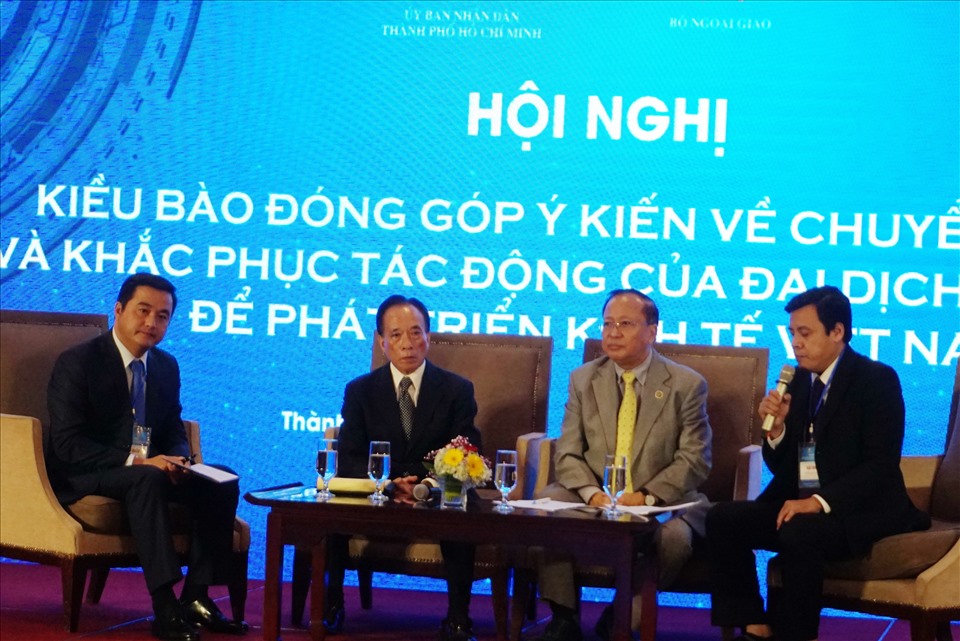 TS Nguyễn Trí Hiếu (thứ 2 từ trái qua) đề xuất lập tổ hợp tín dụng 300.000 tỉ đồng hỗ trợ doanh nghiệp.  Ảnh: Minh Quân