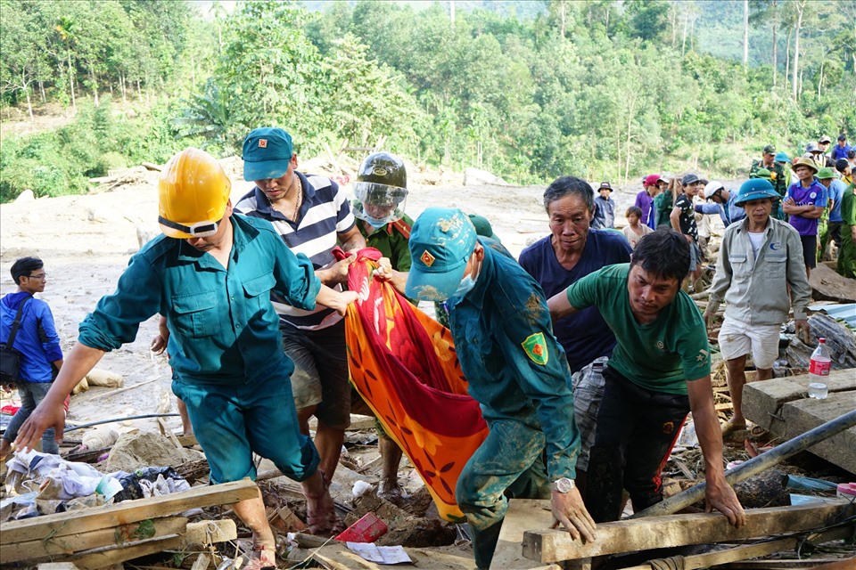 Một thi thể nạn nhân được đưa ra ngoài.