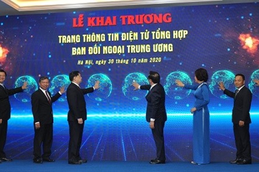 Các đồng chí lãnh đạo bấm nút khai trương Trang thông tin điện tử tổng hợp “Ban Đối ngoại Trung ương Đảng”. Ảnh: ubkttw.
