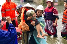 Nghệ An: Thành phố Vinh "thất thủ", người dân chèo thuyền sơ tán