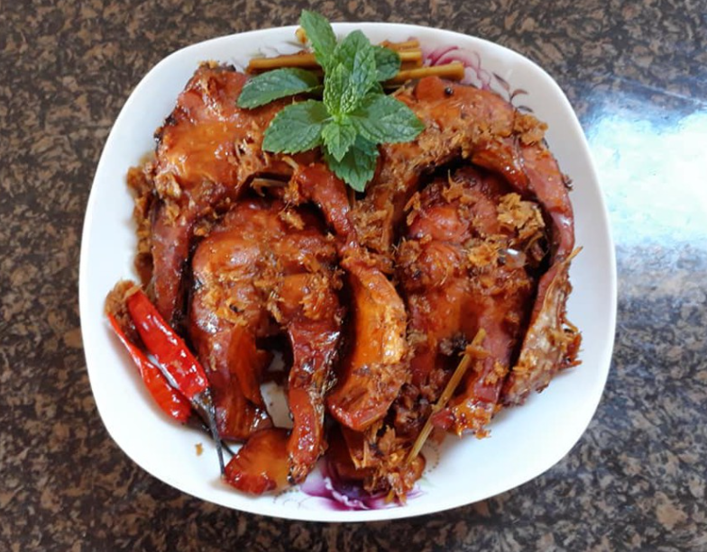 Cá kho riêng sả sẽ là lựa chọn phù hợp trong bữa cơm tối của cả gia đình. Ảnh: Tuấn Hưng.