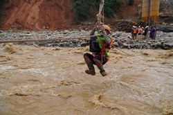 Sạt lở ở Phước Sơn: Công nhân thuỷ điện Đắk Mi 2 đu dây tìm đường ra ngoài