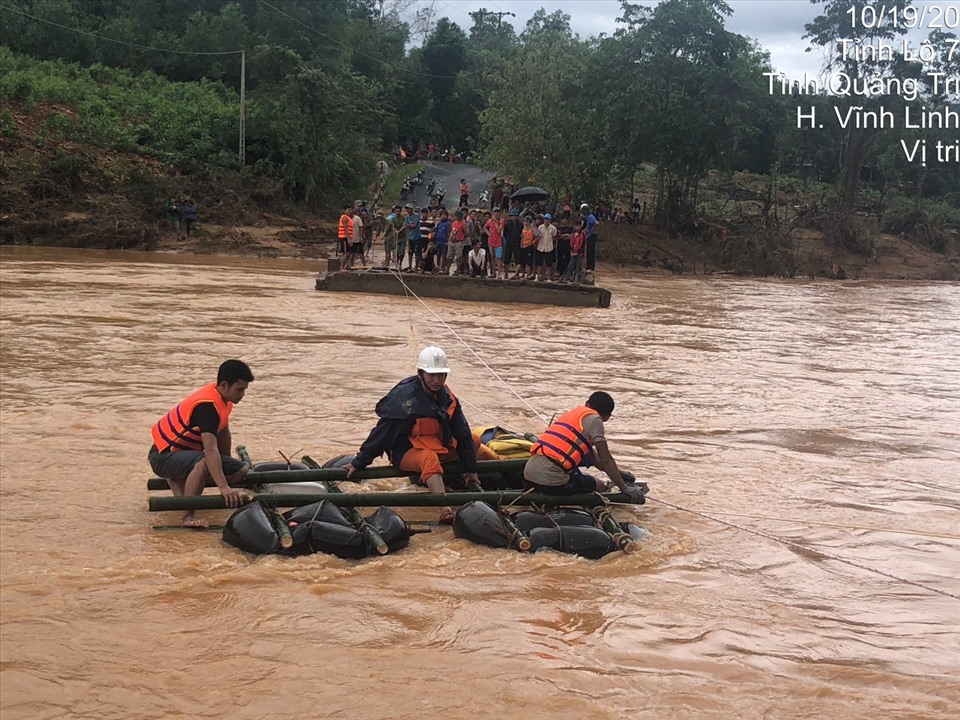 Ngập lụt, sạt lở làm ảnh hưởng không nhỏ đến tiến độ khôi phục lưới điện bị sự cố do bão số 9 gây ra
