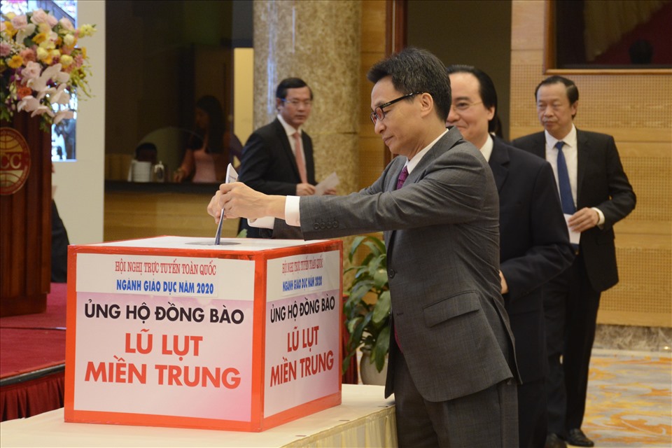 Phó Thủ tướng Vũ Đức Đam ủng hộ đồng bào miền Trung.