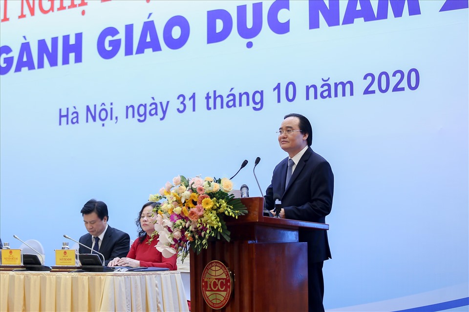 Bộ trưởng Bộ GDĐT Phùng Xuân Nhạ phát biểu tại hội nghị.