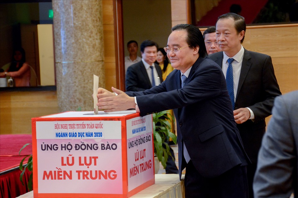 Bộ trưởng Bộ GDĐT Phùng Xuân Nhạ ủng hộ nhân dân vùng lũ.