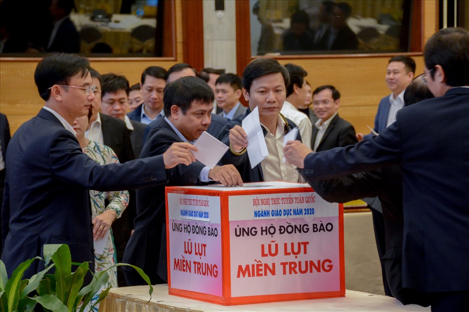 Đại biểu tại hội nghị trực tiếp ủng hộ học sinh vùng lũ.