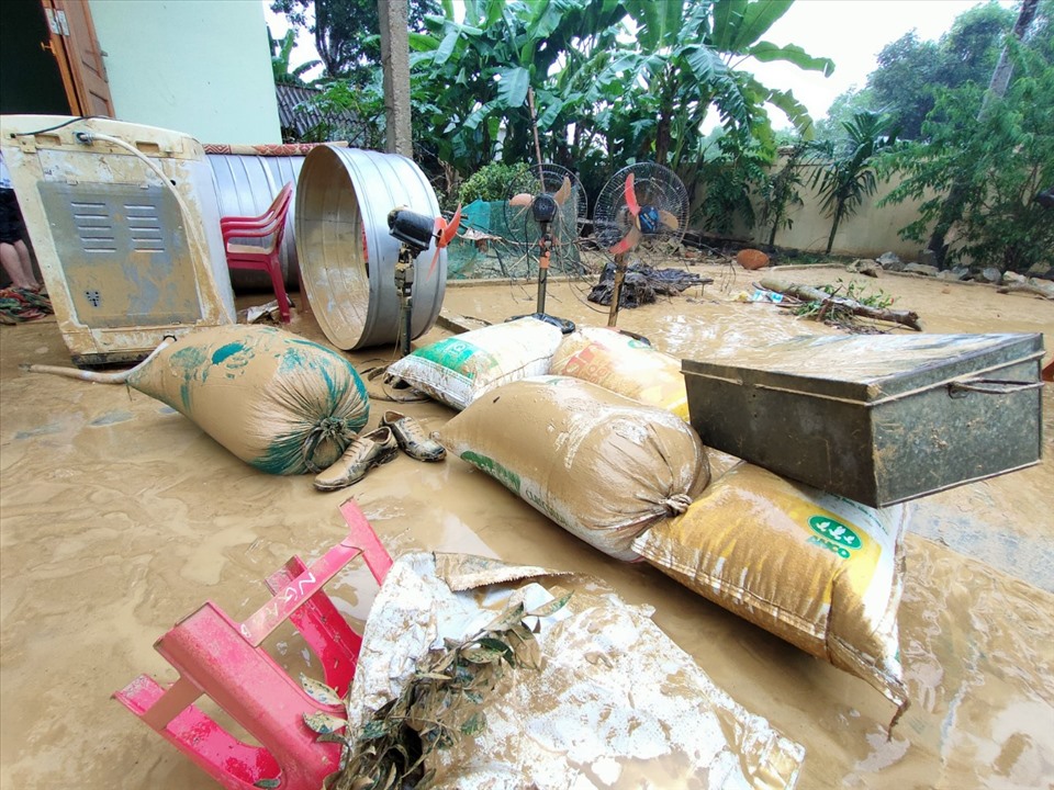 Đồ đạc của người dân chìm trong bùn đất. Ảnh: Quang Đại