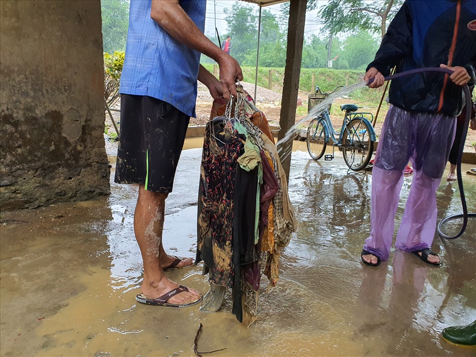 Quần áo người dân bị nước lũ làm cho nhàu nát. Ảnh: Quang Đại