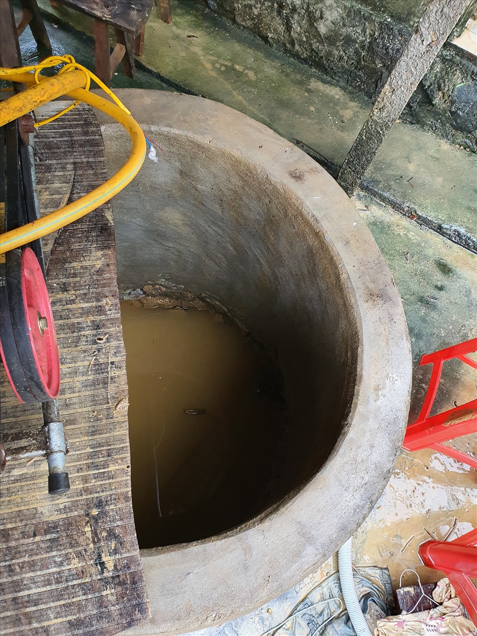 Giếng nước của người dân bị ngập chìm trong bùn, không thể sử dụng. Ảnh: Quang Đại