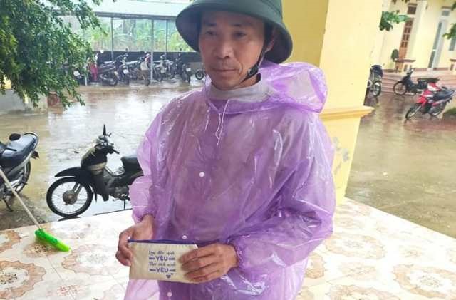 Vàng và giấy tờ ở trong chiếc ví mà anh Lam đưa đến UBND xã để nhờ chính quyền tìm người trả lại. Ảnh: PA.