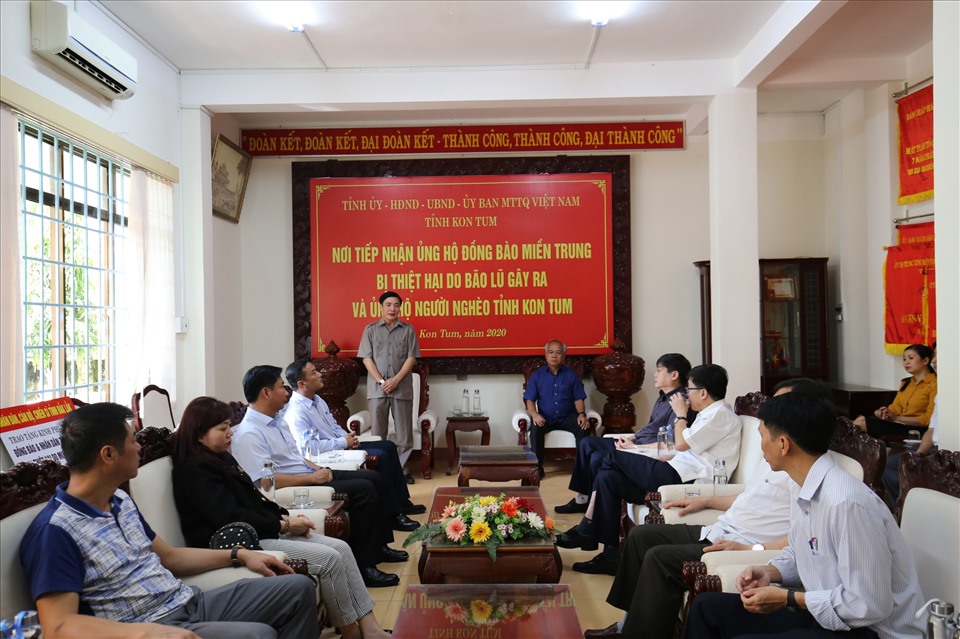 Bí thư Tỉnh ủy Đắk Lắk Bùi Văn Cường phát biểu tại trụ sở Tỉnh ủy Kon Tum. Ảnh: T.H
