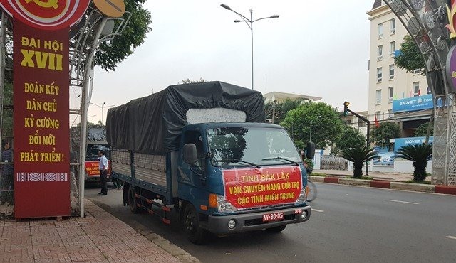 Đoàn xe khởi hành đi các tỉnh miền Trung - Tây Nguyên. Ảnh T.H