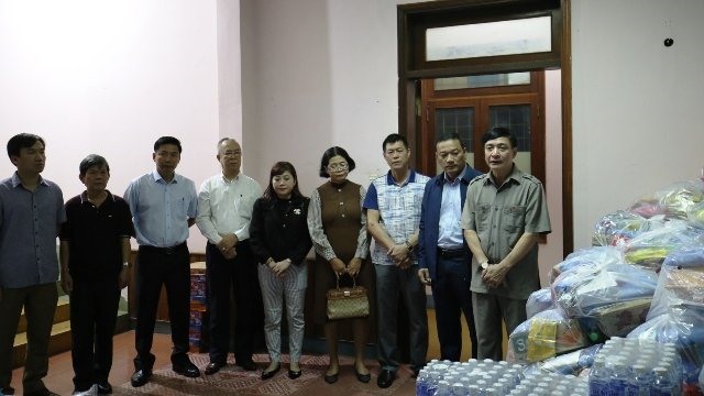 Đoàn công tác kiểm đếm vật phẩm hỗ trợ trước khi lên đường. Ảnh T.H