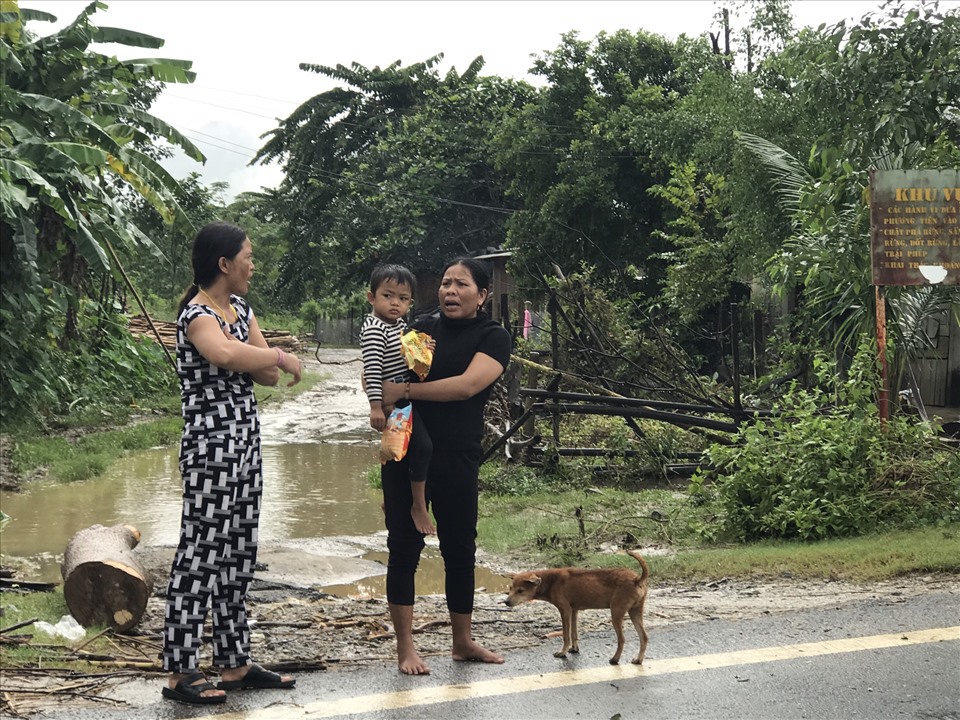 Gần như cả chính quyền và nhân dân không nhận được thông báo xả lũ với lưu lượng khủng khiếp và đột ngột như vậy ngay sau cơn bão quét qua. Ảnh: Tường Minh