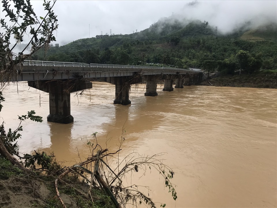 Khi bão suy yếu, mưa to, người dân sơ tán tránh bão chưa về nhà thì chập choạng tối - 28.10 thủy điện ĐắK Mi 4 bất ngờ xả lũ, nước dâng đột ngột, tràn qua quốc lộ 14D trung tâm hành chính huyện, vào sân của trụ sở Công an huyện Nam Giang. Ảnh: Tường Minh
