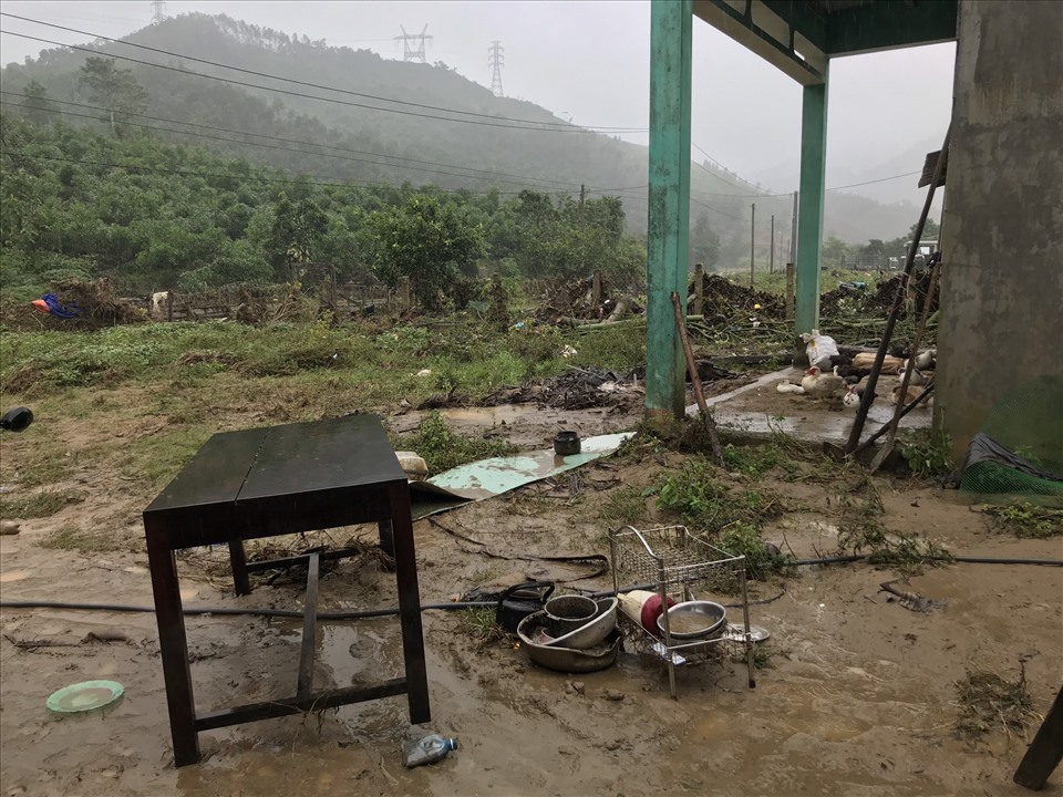 Nhiều nhà bị tốc mái, xiêu vẹo, hư hỏng nặng. Có căn dấu tích còn lại chỉ vài viên gạch móng vương vãi, vài tấm ván còn sót được người dân chất thành đống. Ảnh: Tường Minh