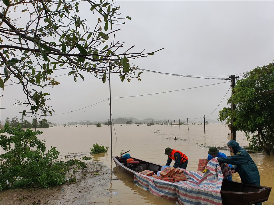 Đoàn thiện nguyện Lạng Giang (Bắc Giang) hỗ trợ người dân vùng lũ Thanh Lâm (Thanh Chương). Ảnh: QĐ
