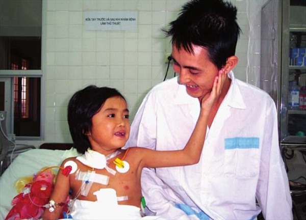 Nguyễn Thị Diệp và bố sau ca ghép gan cách đây gần 17 năm.