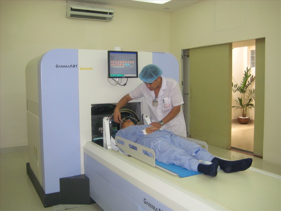 Bác sĩ kiểm tra bệnh nhân xạ phẫu bằng dao gamma quay. Ảnh: BV Bạch Mai cung cấp