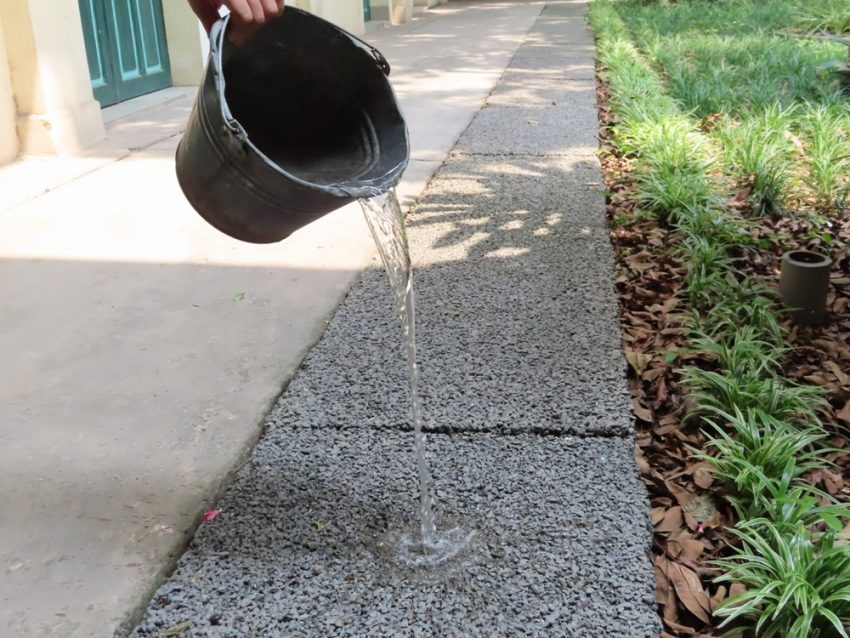 Bêtông hốc rỗng có độ rỗng 25% để thoát nước xuống dưới đất nền. Nguồn: Internet