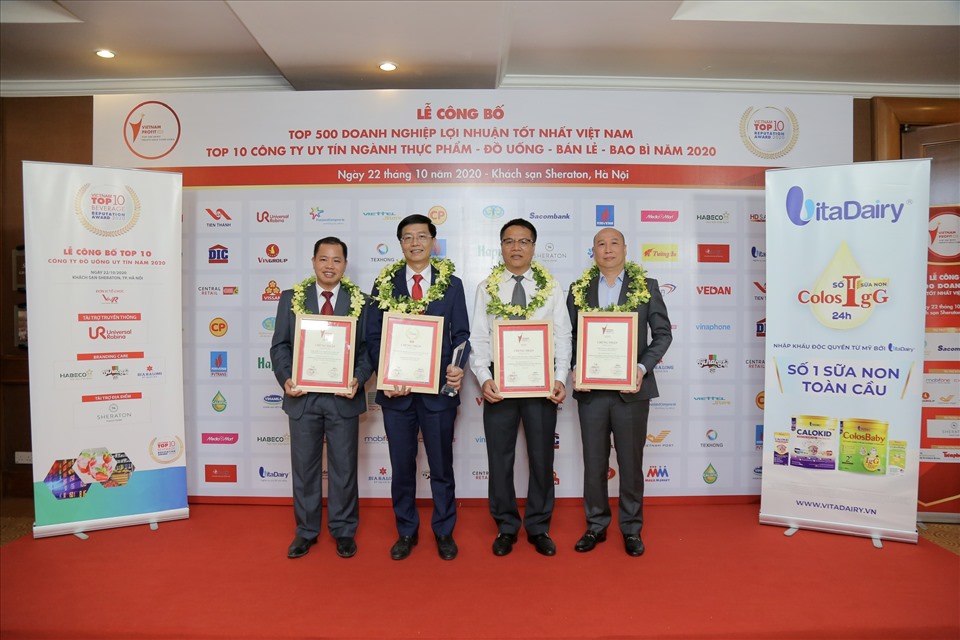 Đại diện Petrovietnam và một số đơn vị thành viên được vinh danh tại buổi lễ.