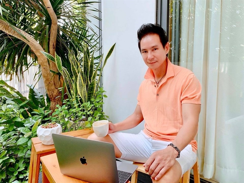 Lý Hải yêu những mảng xanh quanh nhà và thường ra vườn tìm cảm hứng làm việc.