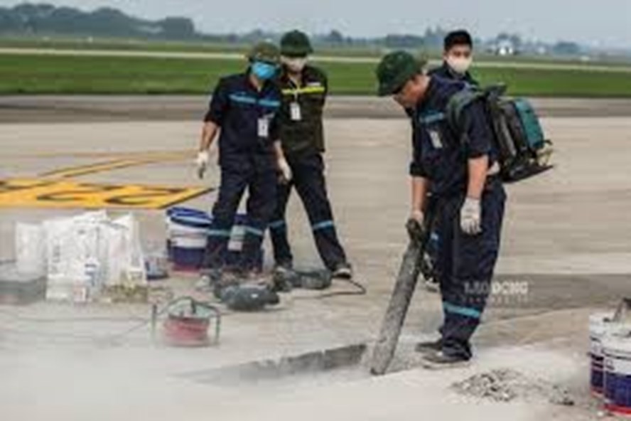 Sửa chữa đường băng sân bay Nội Bài. Ảnh Ldo