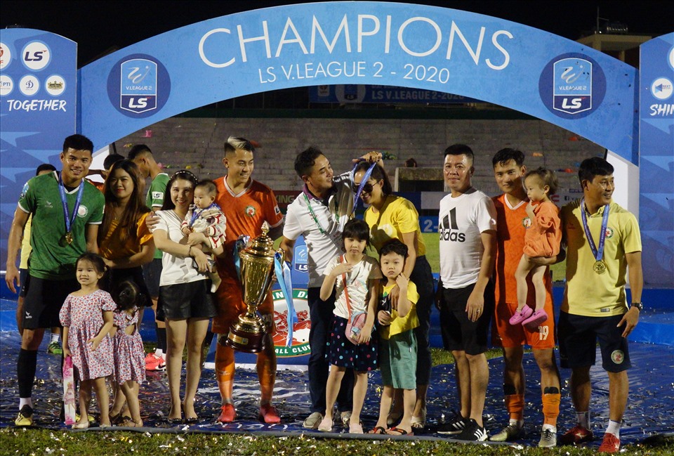 On the champions' podium, coach Duc Thang returned the medal to his wife.  Born in 1976, the coach is confidently dedicated to helping Binh Dinh football return to the best playing fields of Vietnamese football, with the strong support of his family.