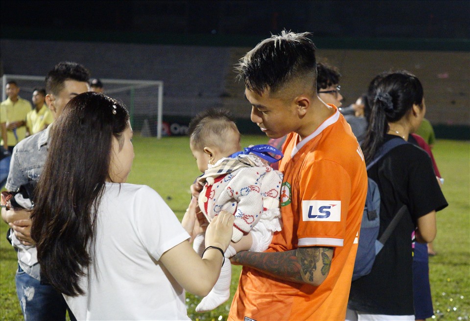 Like coach Duc Thang, many Binh Dinh players have brought their families, wives and children to the field to celebrate with historic moments.