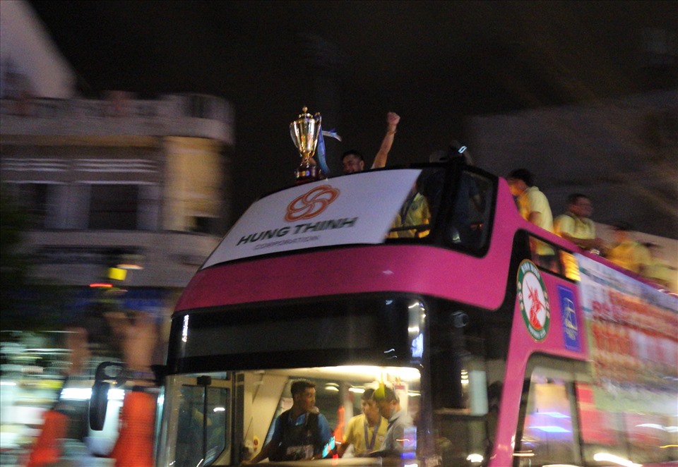 At the conclusion of the cup award ceremony at the stadium, the Dinh Dinh team players boarded the waiting bus to parade through the streets of Quy Nhon city.  On the night of October 31, the leaders of Binh Dinh province will hold a party to celebrate the soccer team.