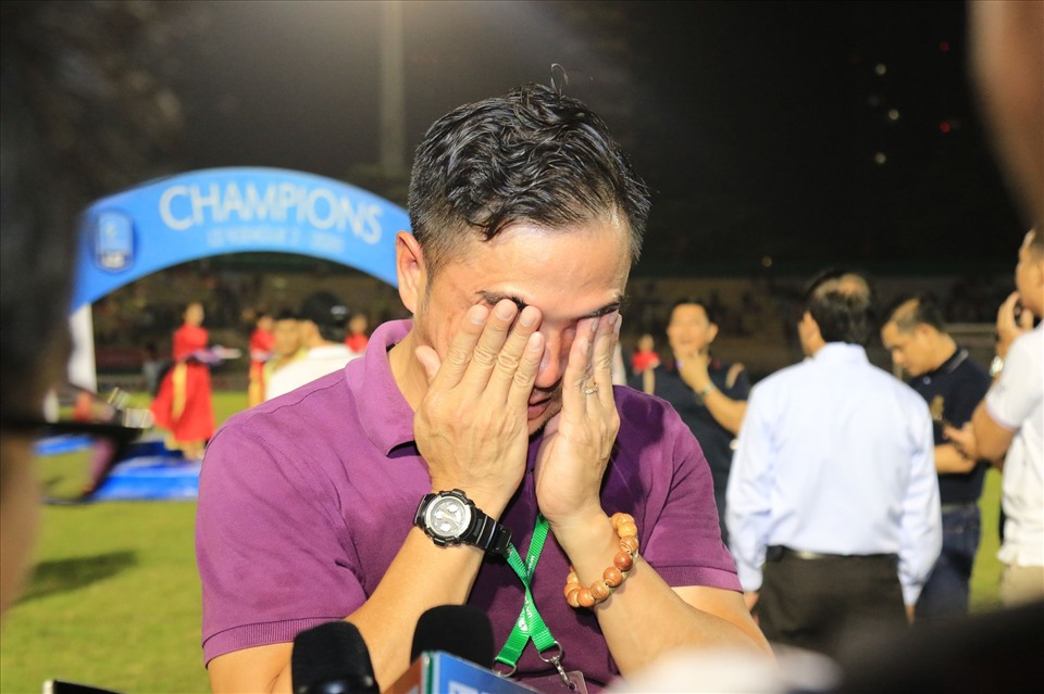 Former Saigon team coach Thanh Hoa rubbed his eyes while giving an interview after the match.  Under his leadership, the Binh Dinh team won the 2020 First Division with 35 points.  The team has 11 wins, 2 draws and 3 losses.  Especially in phase 2, the team won all 5 matches.