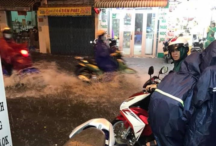 Khu vực đường Hưng Phú (Quận 8) sau cơn mưa. Ảnh: Hoàng Nhật