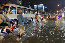Đường phố Sài Gòn ngập nước, kẹt xe sau mưa lớn