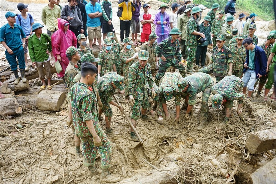 Lực lượng chức năng hỗ trợ tìm kiếm nạn nhân  mất tích ở thôn 1, Trà Leng. Ảnh: Thanh Chung