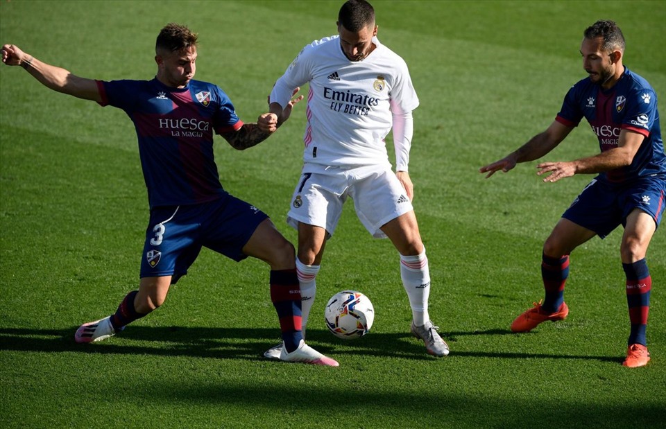 Cổ động viên của Real Madrid hy vọng Hazard sẽ tìm lại sự tự tin sau bàn thắng vào lưới Huesca. Ảnh: RTBF