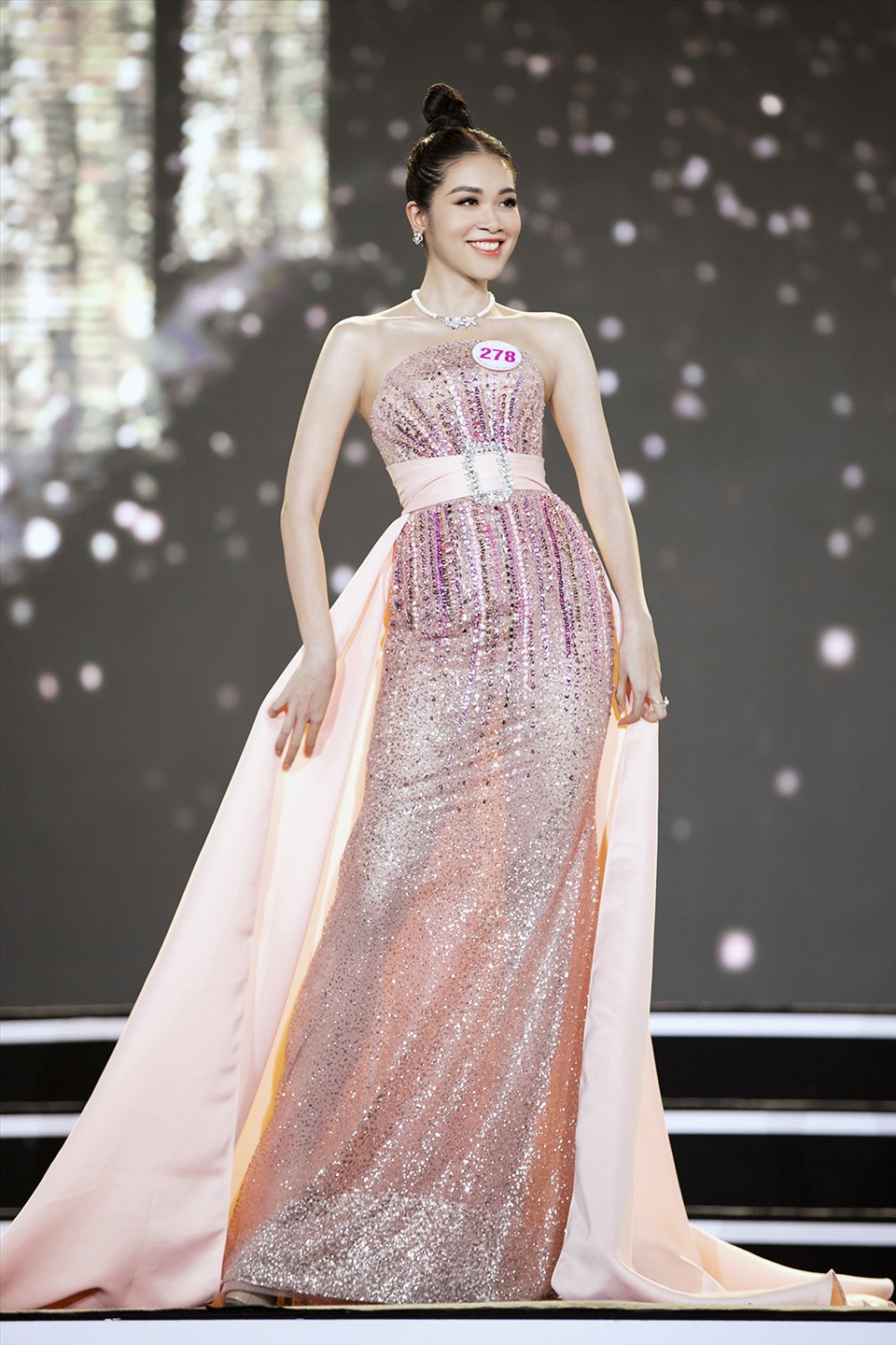 Với kinh nghiệm từng chinh chiến một cuộc thi nhan sắc lớn, Quỳnh Trang có nhiều kinh nghiệm trình diễn trên sân khấu. Trong đêm bán kết Hoa hậu Việt Nam 2020, Quỳnh Trang thuộc top thí sinh nổi bật, tự tin và không mắc lỗi khi thể hiện các phần thi. Ảnh: Kiếng Cận.