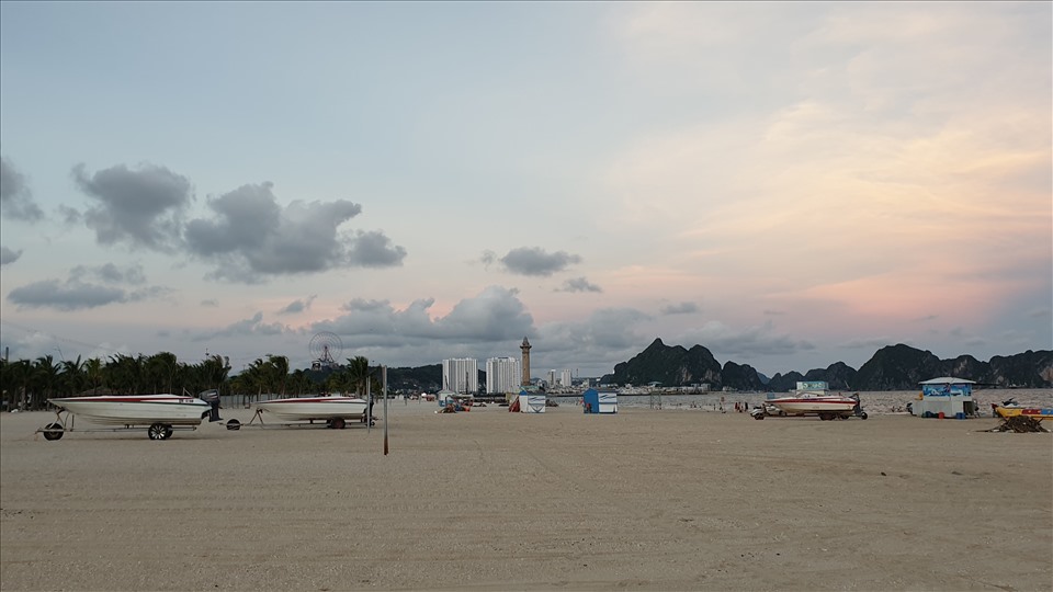 Bãi tắm khu du lịch Bãi Cháy, TP.Hạ Long, Quảng Ninh vắng tanh. Ảnh: Nguyễn Hùng