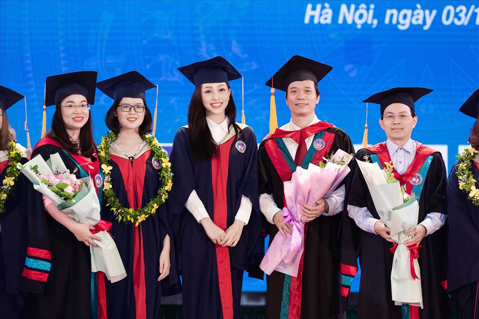 Á hậu Phương Nga nổi bật khi nhận bằng tốt nghiệp. Ảnh: SV.