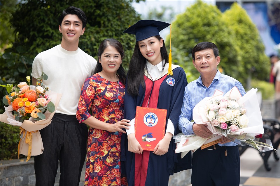 Bố mẹ Á hậu Phương Nga và bạn trai Bình An cũng có mặt trong ngày vui của cô. Ảnh: SV.