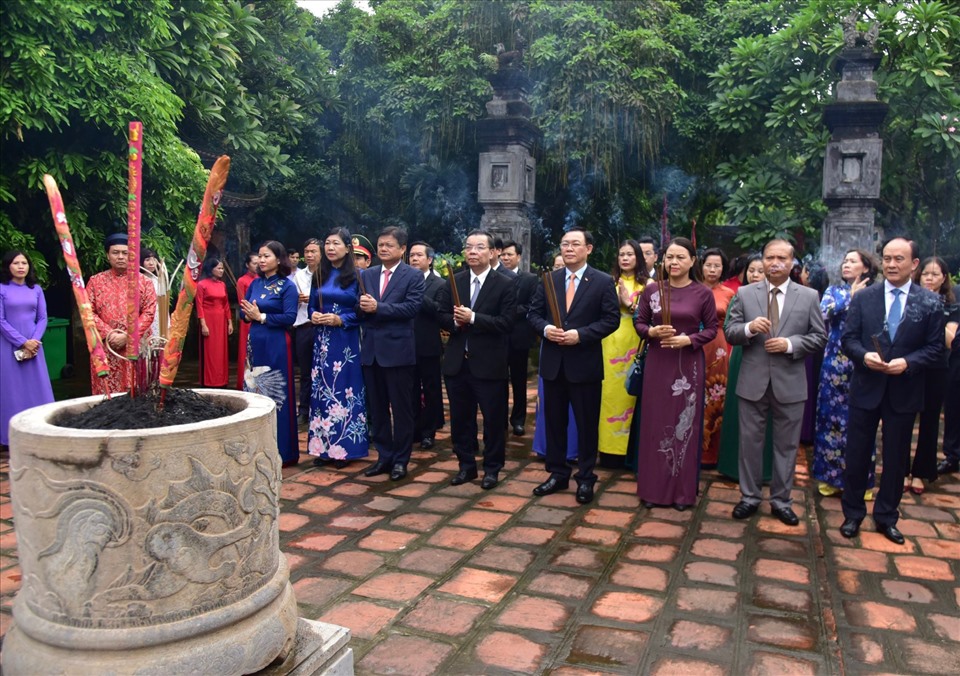 Đoàn đại biểu lãnh đạo thành phố Hà Nội dâng hương tại Cố đô Hoa Lư. Ảnh: Vũ Thành Chung