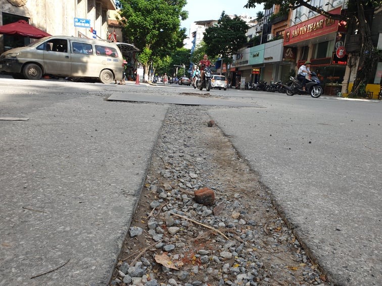 Mặt đường Trần Nhân Tông sau khi được đào lên và hoàn trả nham nhở.
