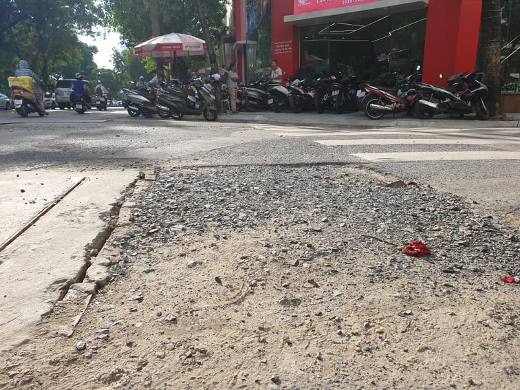 Mặt đường nham nhở khiến nắng thì bụi bay dày đặc, ngày mưa thì ngập nước, sình lầy, trơn trượt.