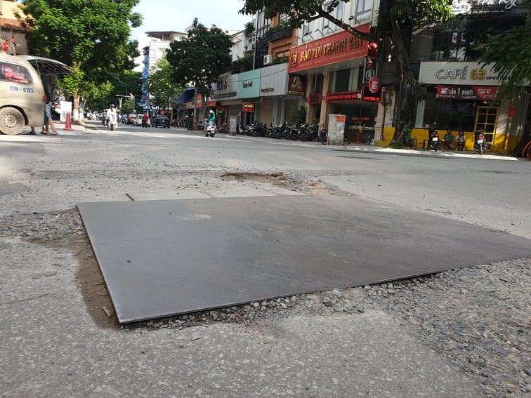 Những tâm sắt trải đường tạm bợ.