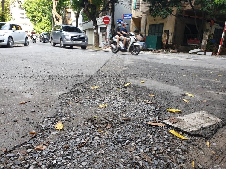 Người dân mong muốn sớm hoàn trả mặt đường.