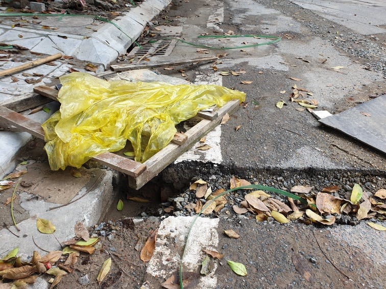Nhiều chỗ sụt lún, gồ ghề tại ngã ba.